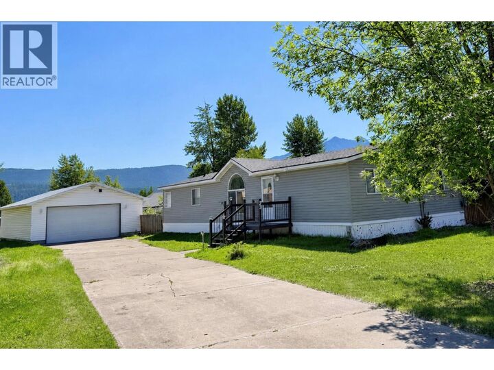 33 Dawson Crescent — photo 1