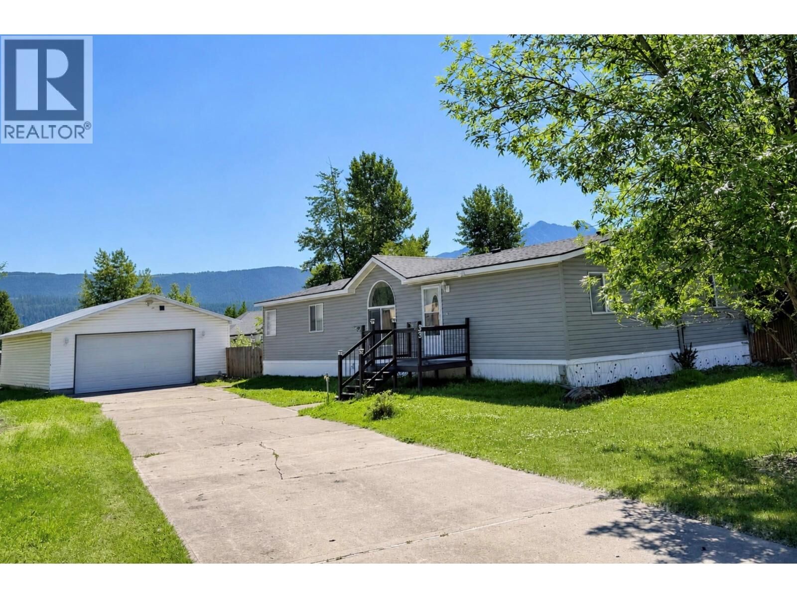 Property Photo: 33 Dawson Crescent BC V0B 1H0