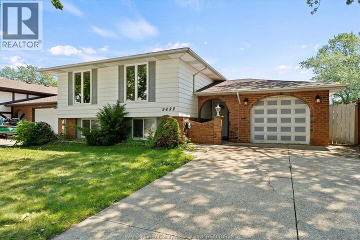 Property Photo:  9688 Chestnut Drive  ON N8R 1G8 