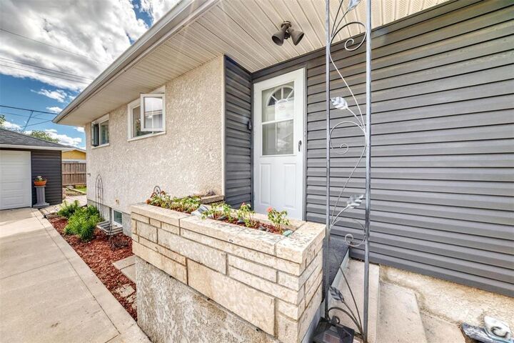 Property Photo:  606 Ian Place  MB R2G 0K6 