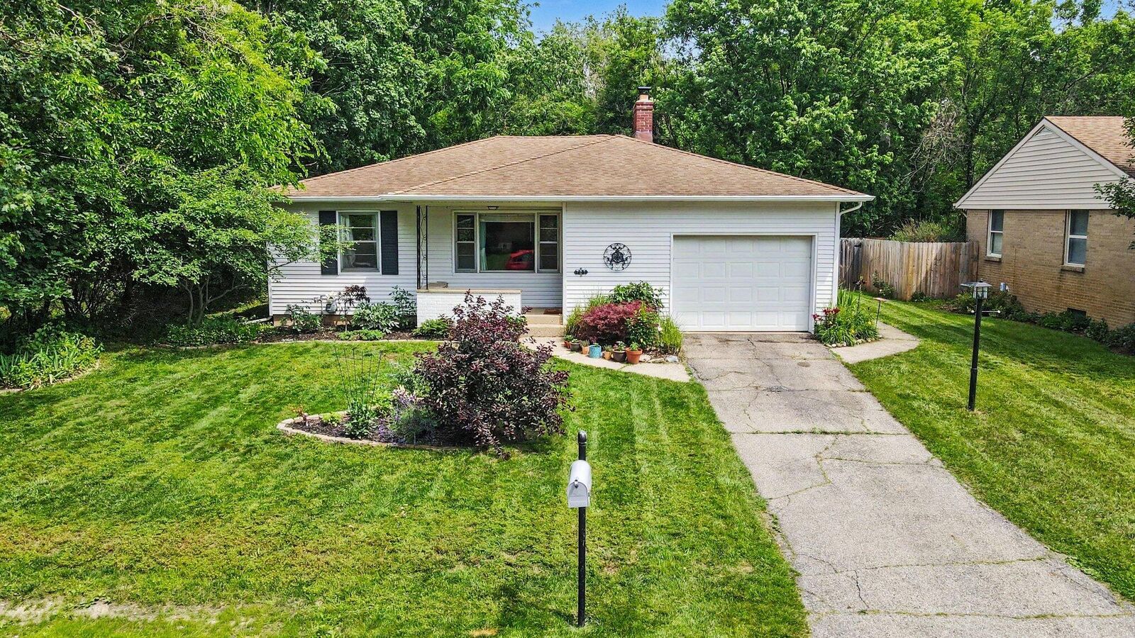Property Photo: 721 Parkway Drive NE MI 49525