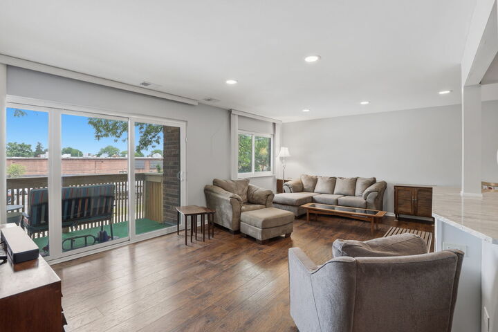 Property Photo: 925 Spring Hill Drive 212 IL 60062