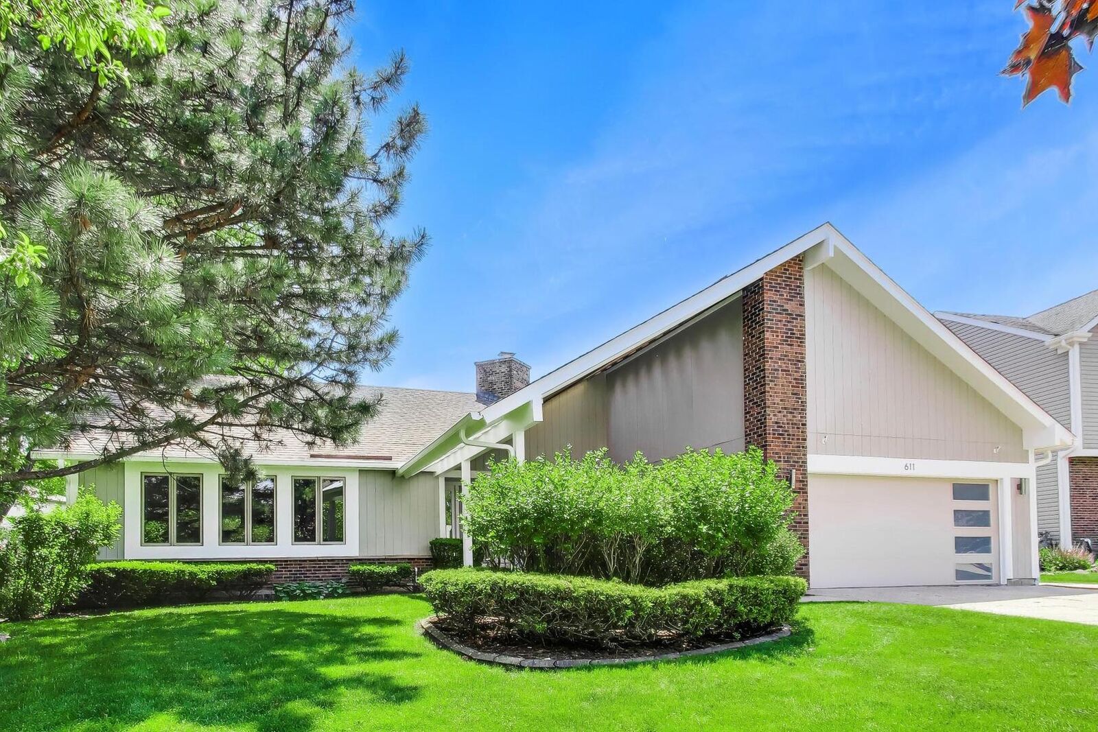 Property Photo: 611 W Whiting Lane IL 60004