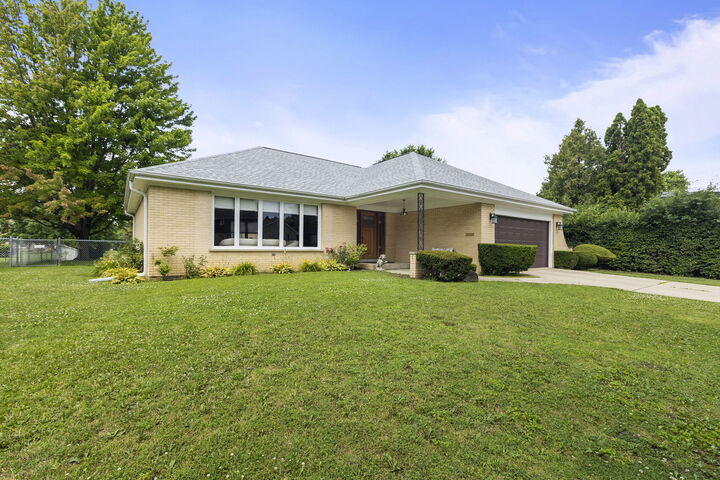 Property Photo:  730 Castlewood Lane  IL 60015 