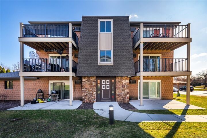 Property Photo:  716 W 65th Street 6  IL 60559 