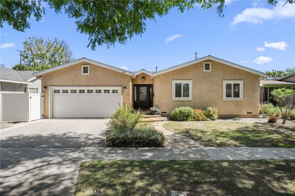 Property Photo: 2784 Vuelta Grande CA 90815