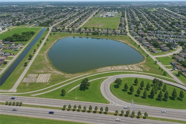 Property Photo:  6800-6810 I-10 Service Road  LA 70126 
