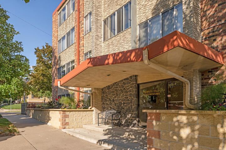 Property Photo:  1901 Emerson Avenue S 104  MN 55403 
