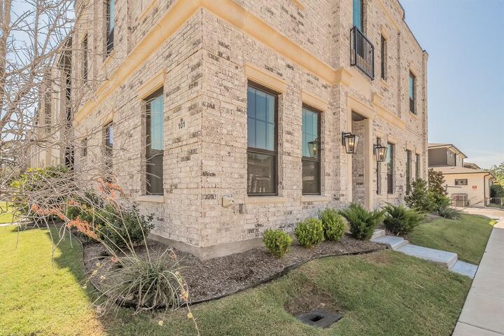 Property Photo: 305 Sunset Lane 101 TX 76114