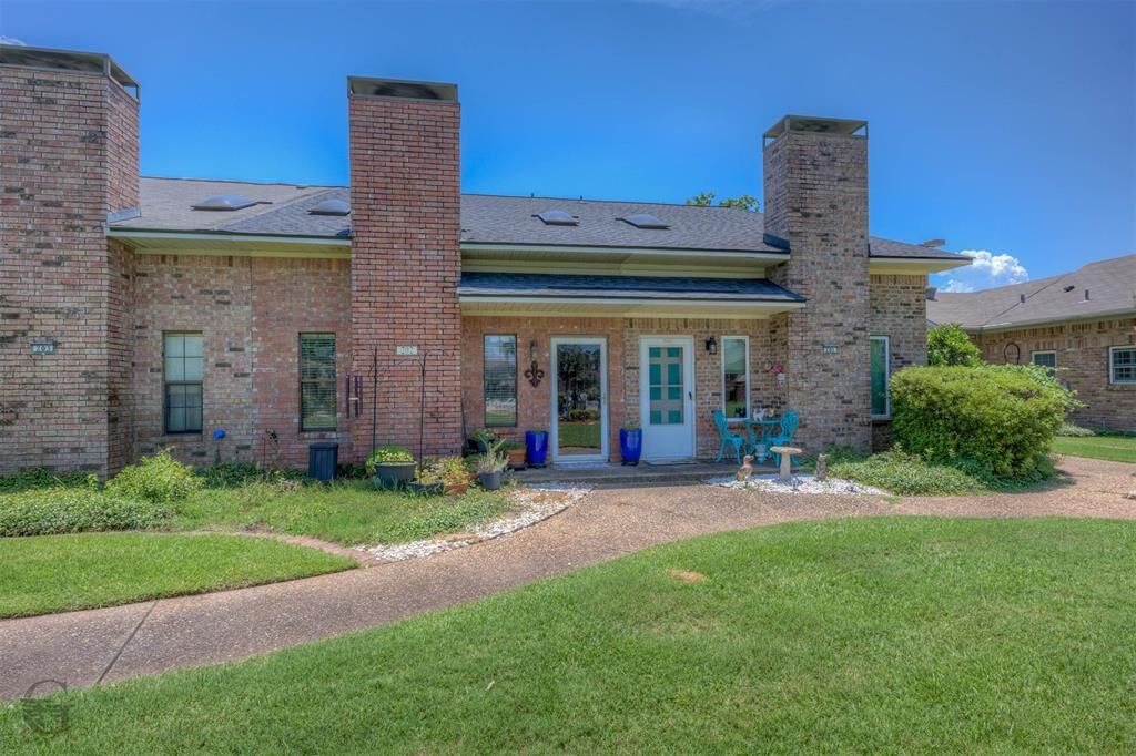 Property Photo: 3634 Greenacres Place Drive 202 LA 71111