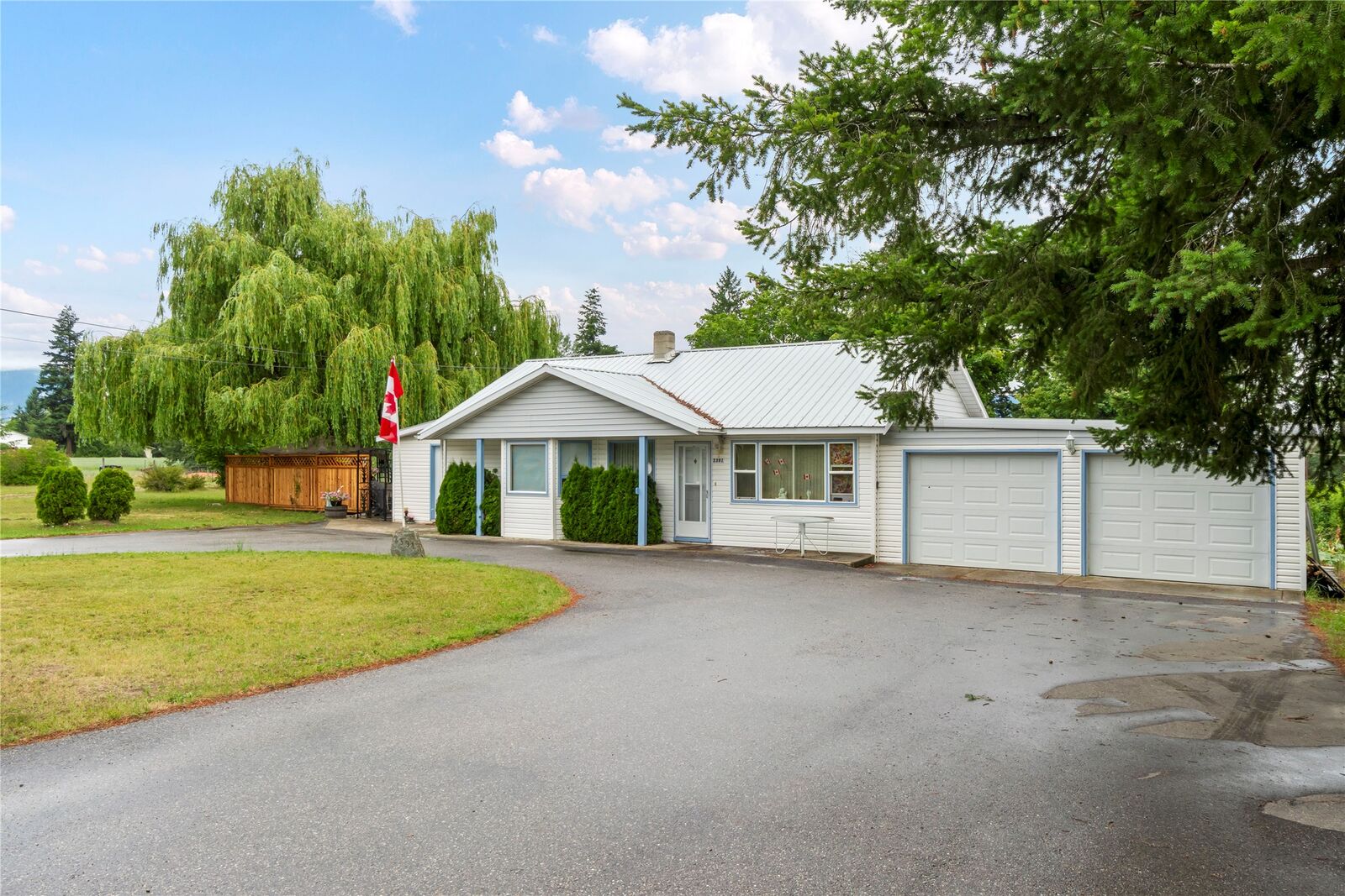 Property Photo: 2391 20 Avenue SE BC V1E 1L4