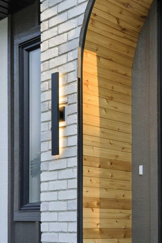 Property Photo: 521 15 Avenue NE 2 AB T2E 1H7