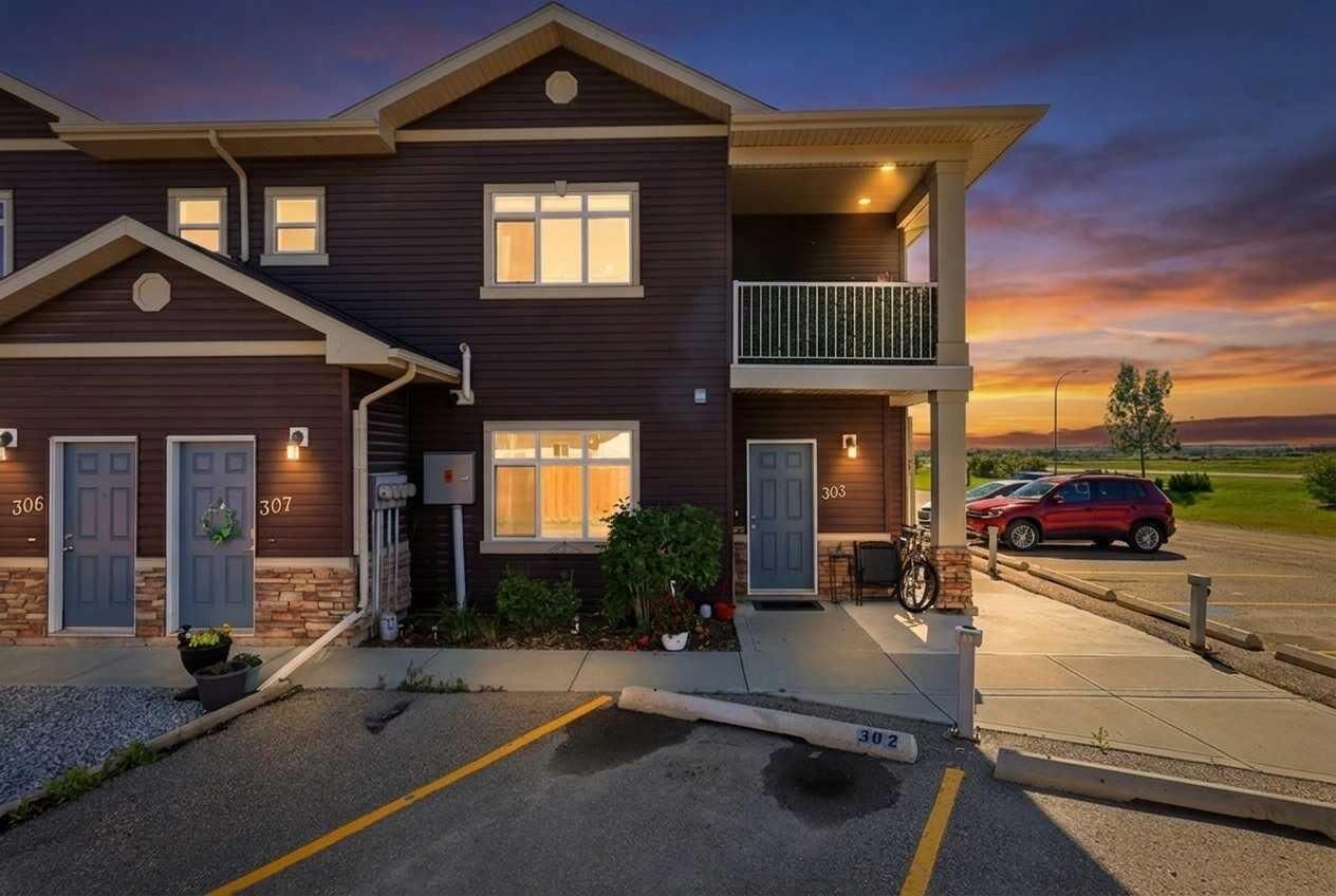Property Photo: 639 Oak Street 303 AB T4S 0E5