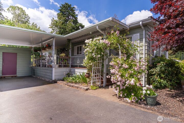 Property Photo:  1121  244th Street SW 19  WA 98021 