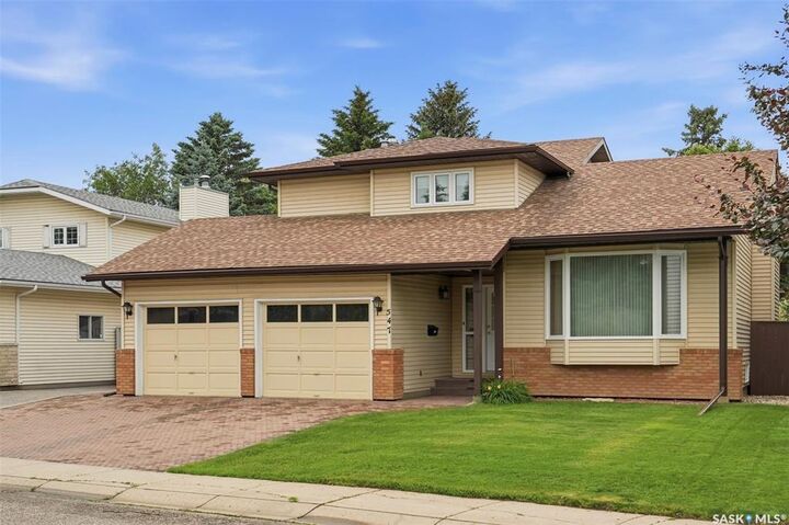 Property Photo:  547 Whitewood Crescent  SK S7J 4L4 