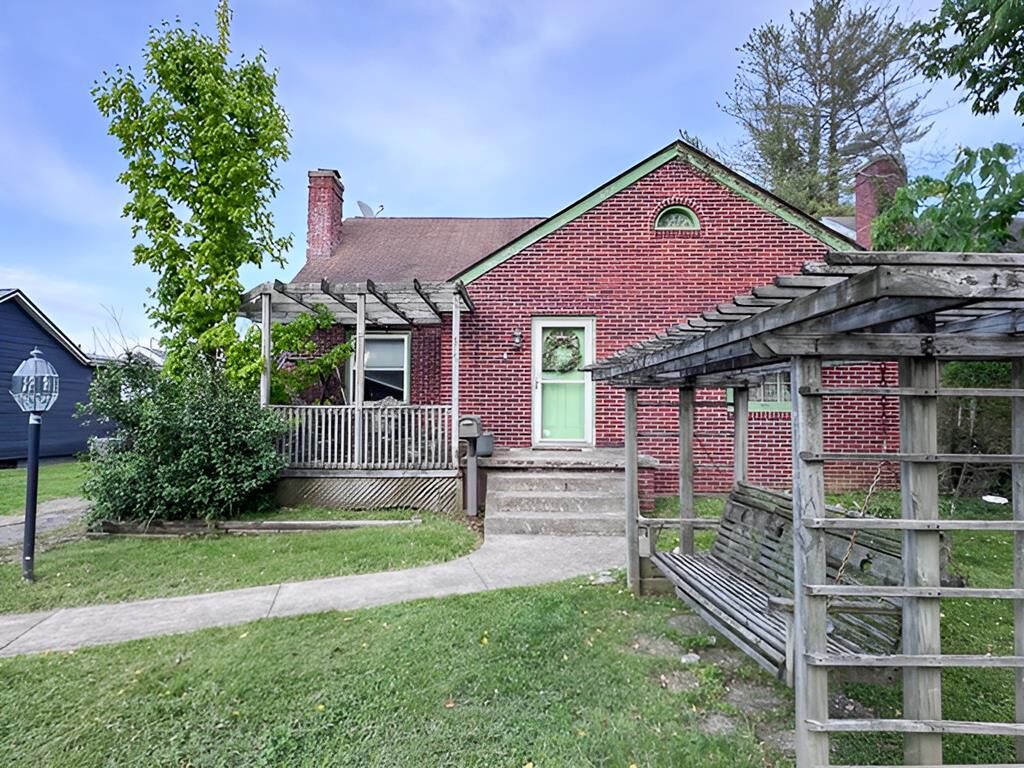 Property Photo:  15 Westlawn Avenue  OH 45640 