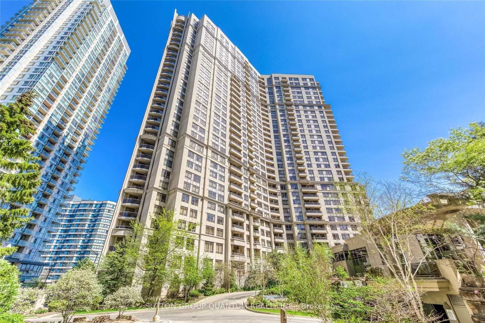 Property Photo:  3880 Duke Of York Boulevard 708  ON L5B 4M7 