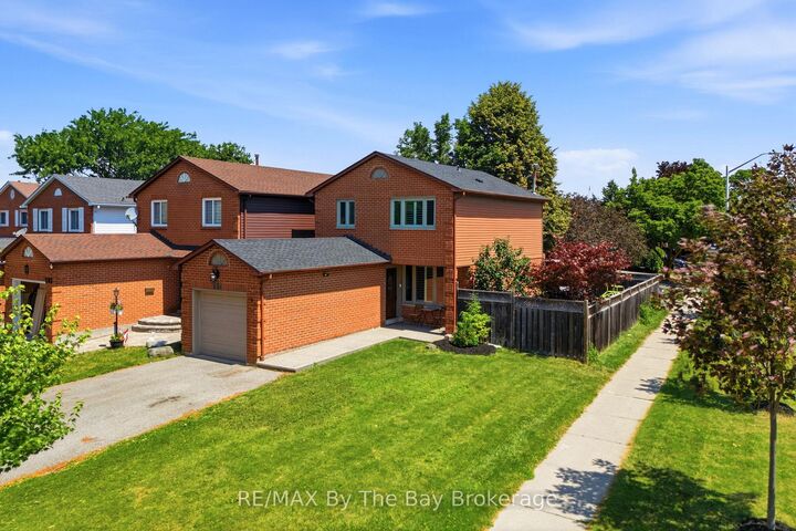 291 Woodlawn Crescent — photo 1