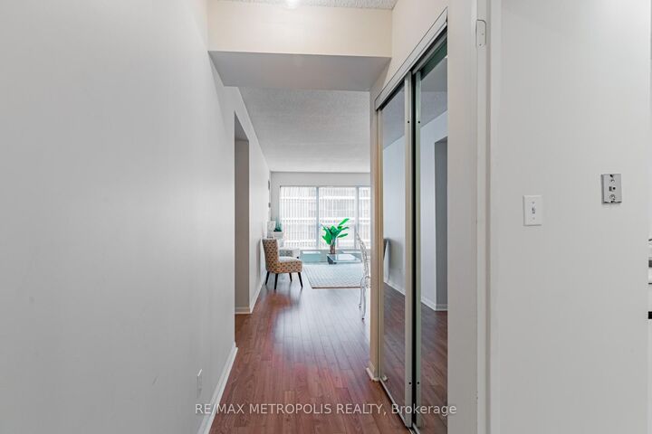Property Photo: 7 Carlton Street 601 ON M5B 2M3