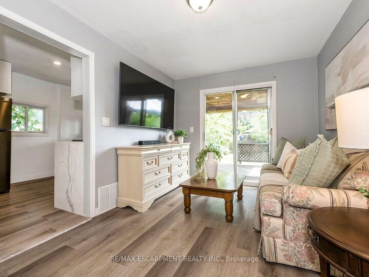 Property Photo: 52 Stapleton Avenue N ON L8H 3N5