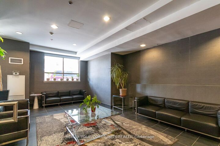Property Photo: 812 Lansdowne Avenue 911 ON M6H 4K5