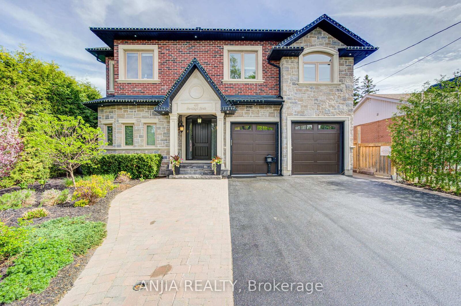 Property Photo: 452 Fernleigh Circle S ON L4C 1E6