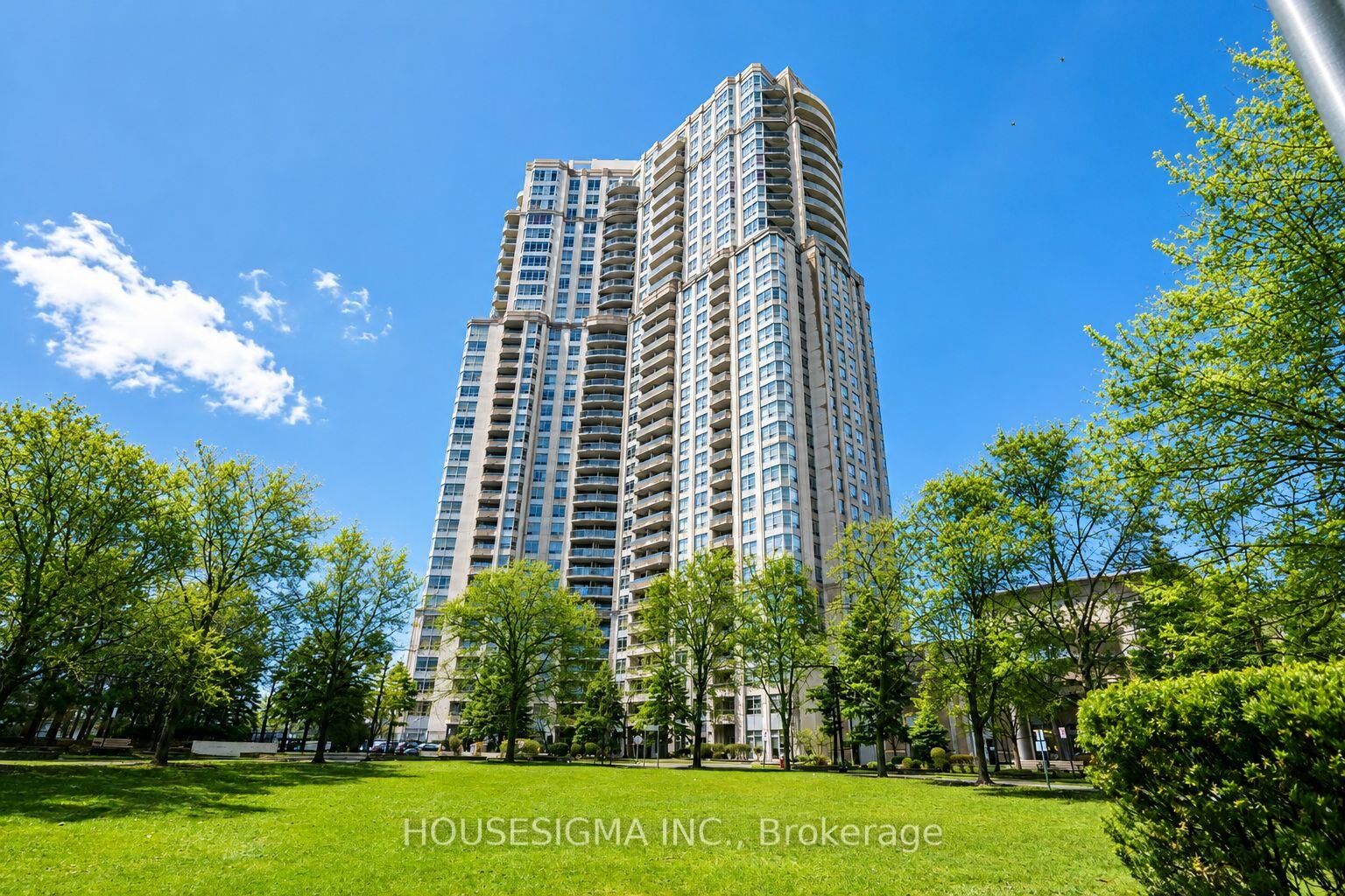 Property Photo:  35 Kingsbridge Garden Circle 513  ON L5R 3Z5 