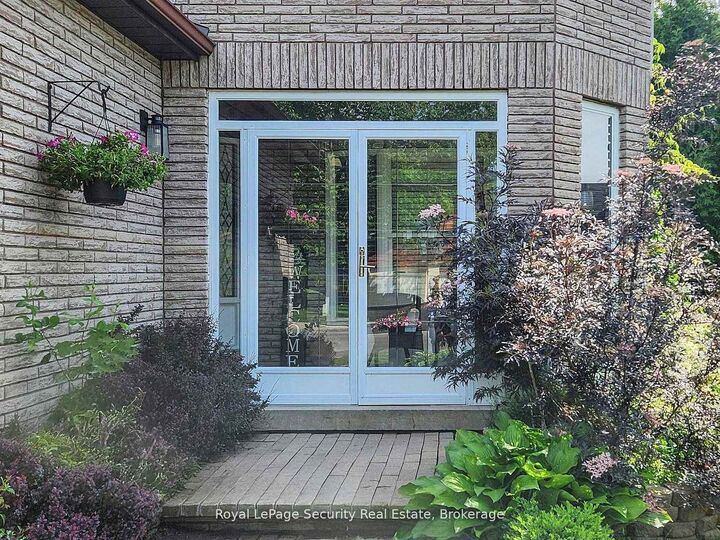 Property Photo:  122 Browning Trail  ON L4N 6R3 