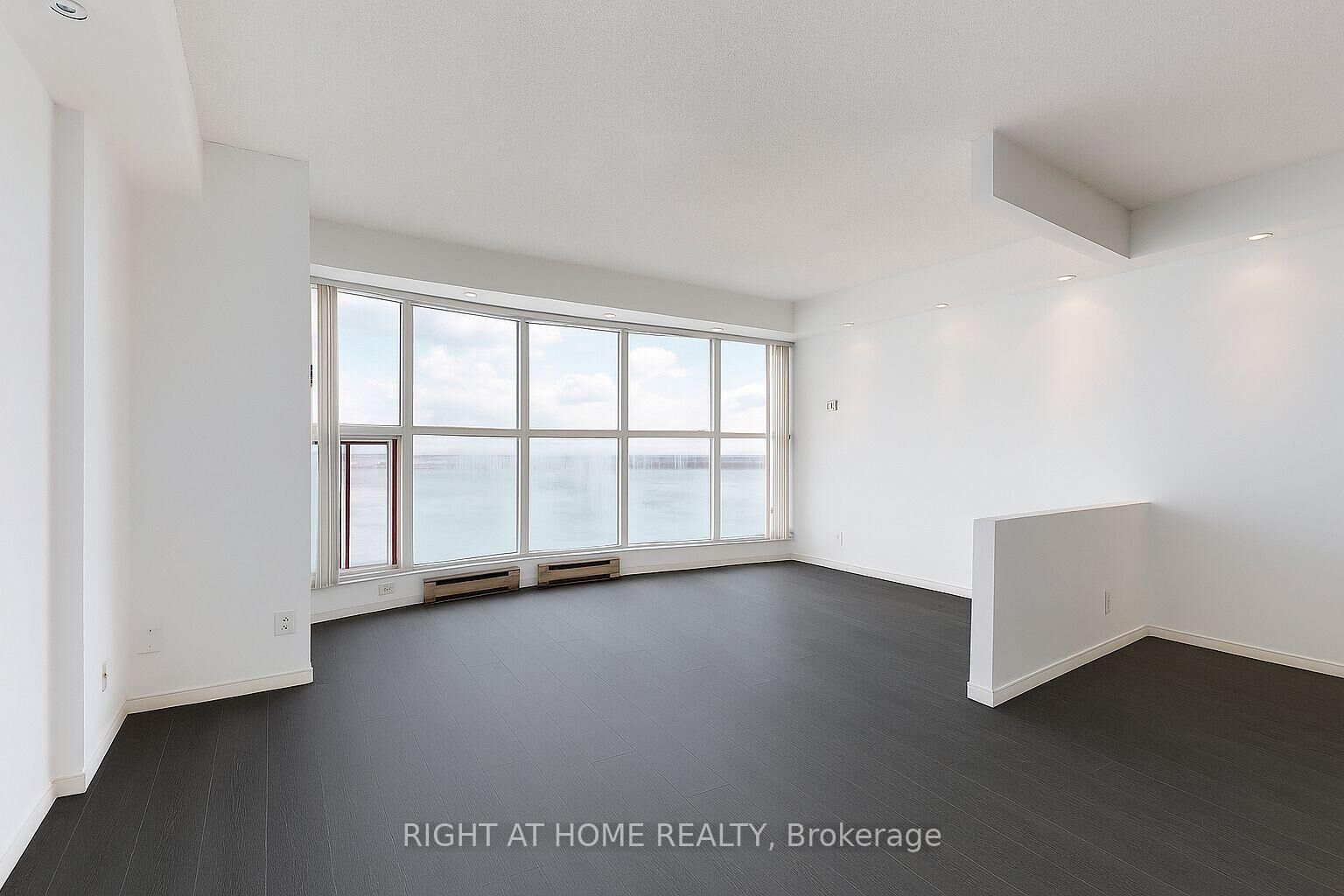 Property Photo:  99 Harbour Square 2205  ON M5J 2H2 