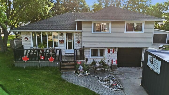 Property Photo: 1207 Echo Road ON N7S 3K2