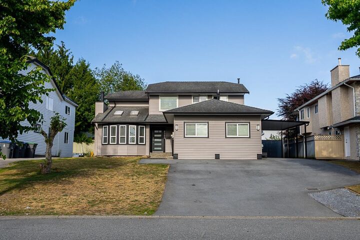 8902 142A Street — photo 1