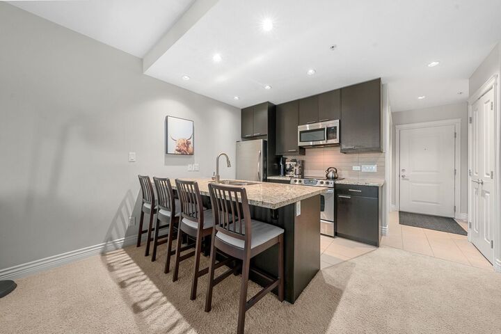 Property Photo:  2970 King George Boulevard 203  BC V4P 0E6 