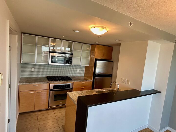 Property Photo: 33 Smithe Street 3005 BC V6B 0B5