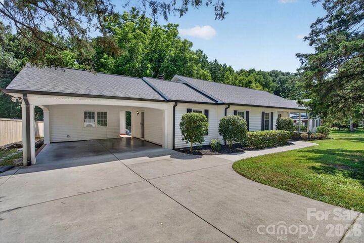 Property Photo:  4124 Bridgewood Lane  NC 28226 