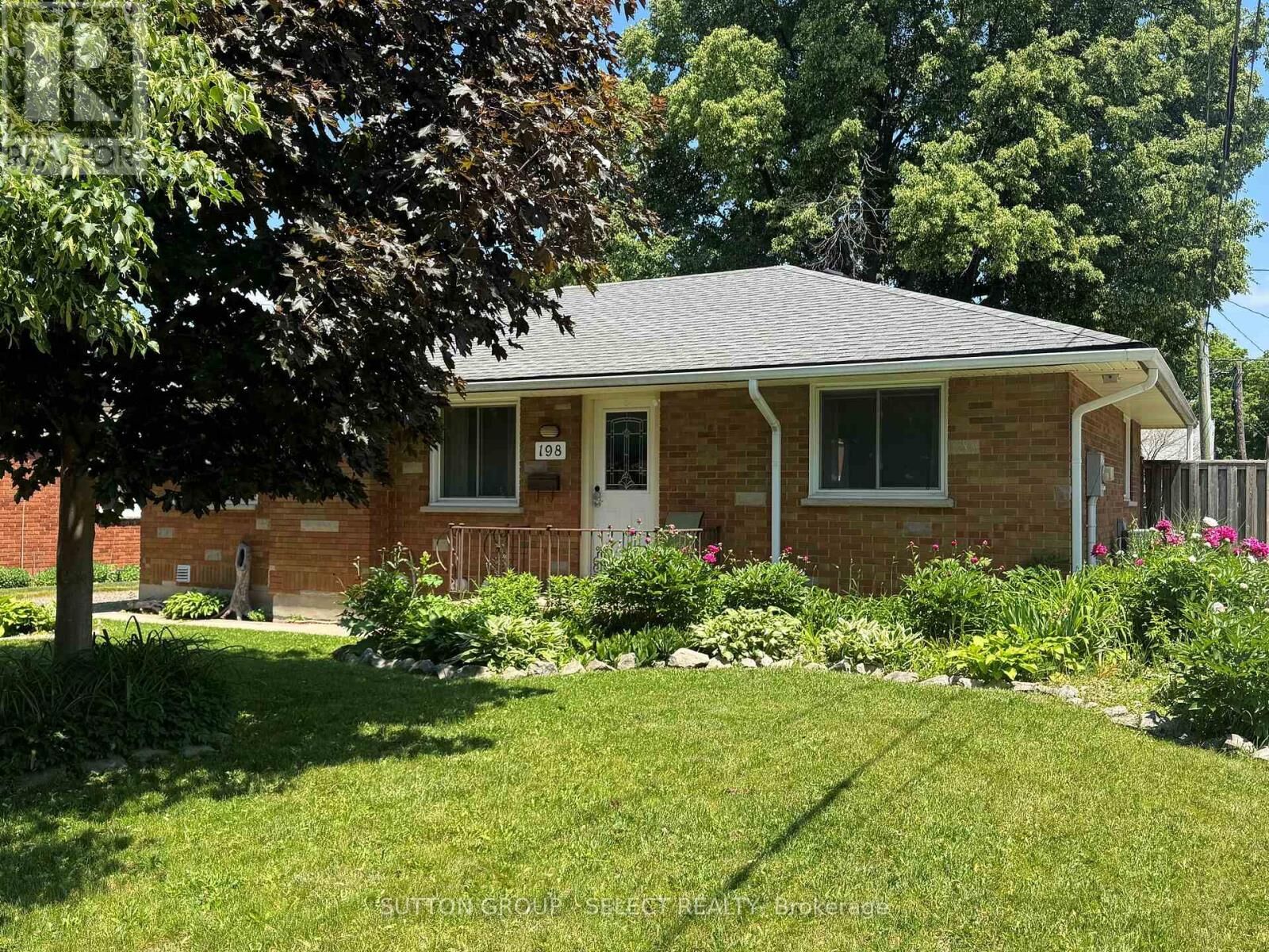 Property Photo:  198 Arlington Crescent  ON N5Z 3E1 