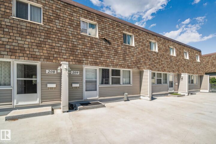 Property Photo:  209 Village On The Green Green NW  AB T5A 1H2 