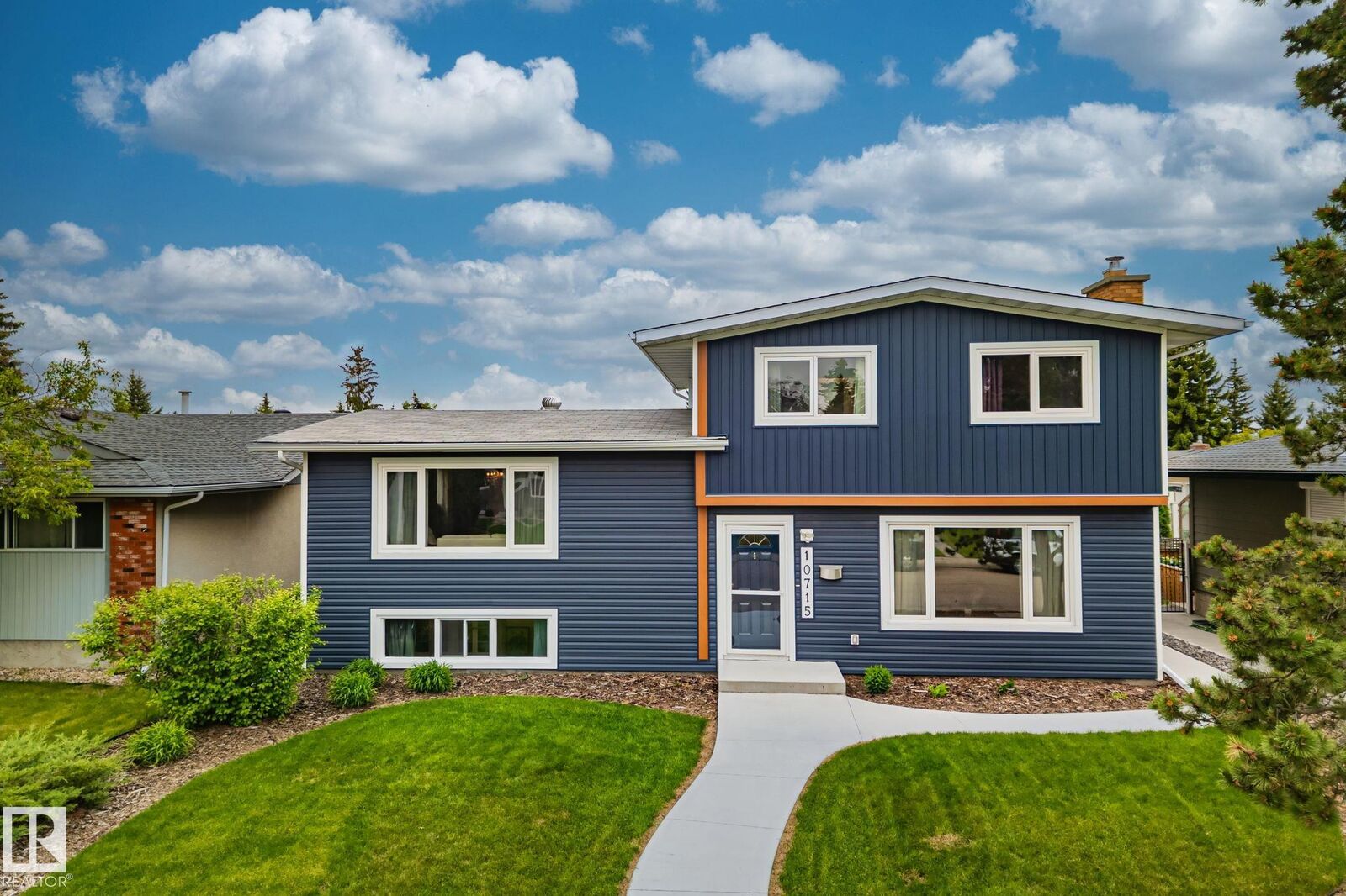 Photo de la propriété:  10715 33 Avenue NW  AB T6J 2Z2 
