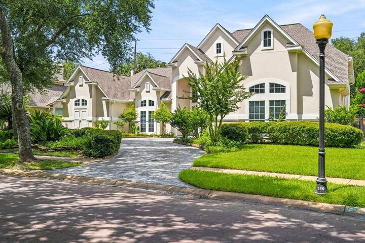 Property Photo: 1606 Clearwater Creek Drive TX 77478