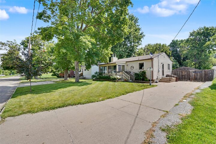 Property Photo: 1309 E 28th Street IA 50317