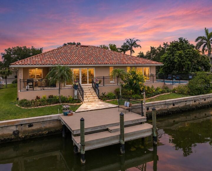 Property Photo: 2001 Illinois Ave NE FL 33703