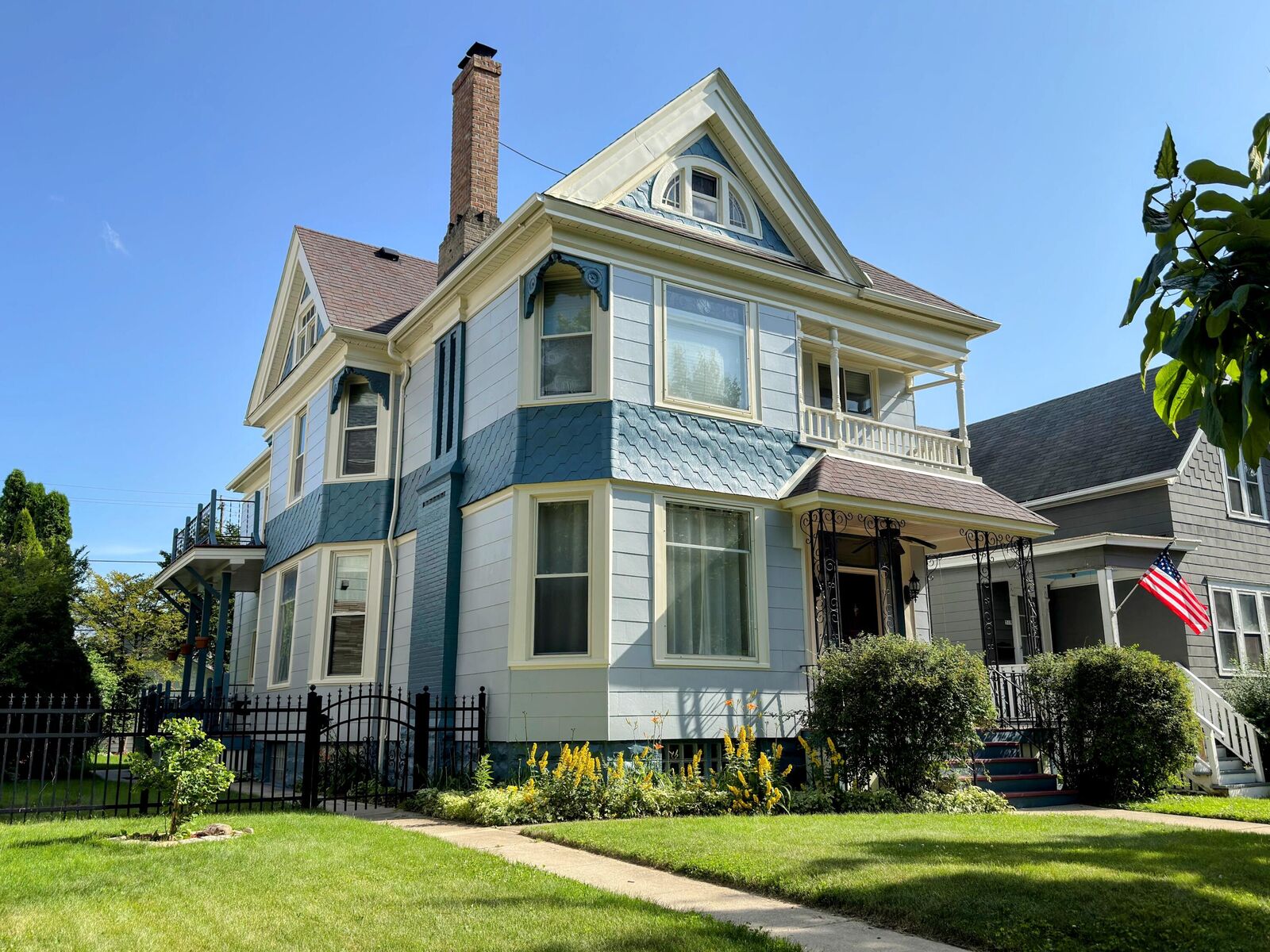 Property Photo:  523 E Homer St  WI 53207 
