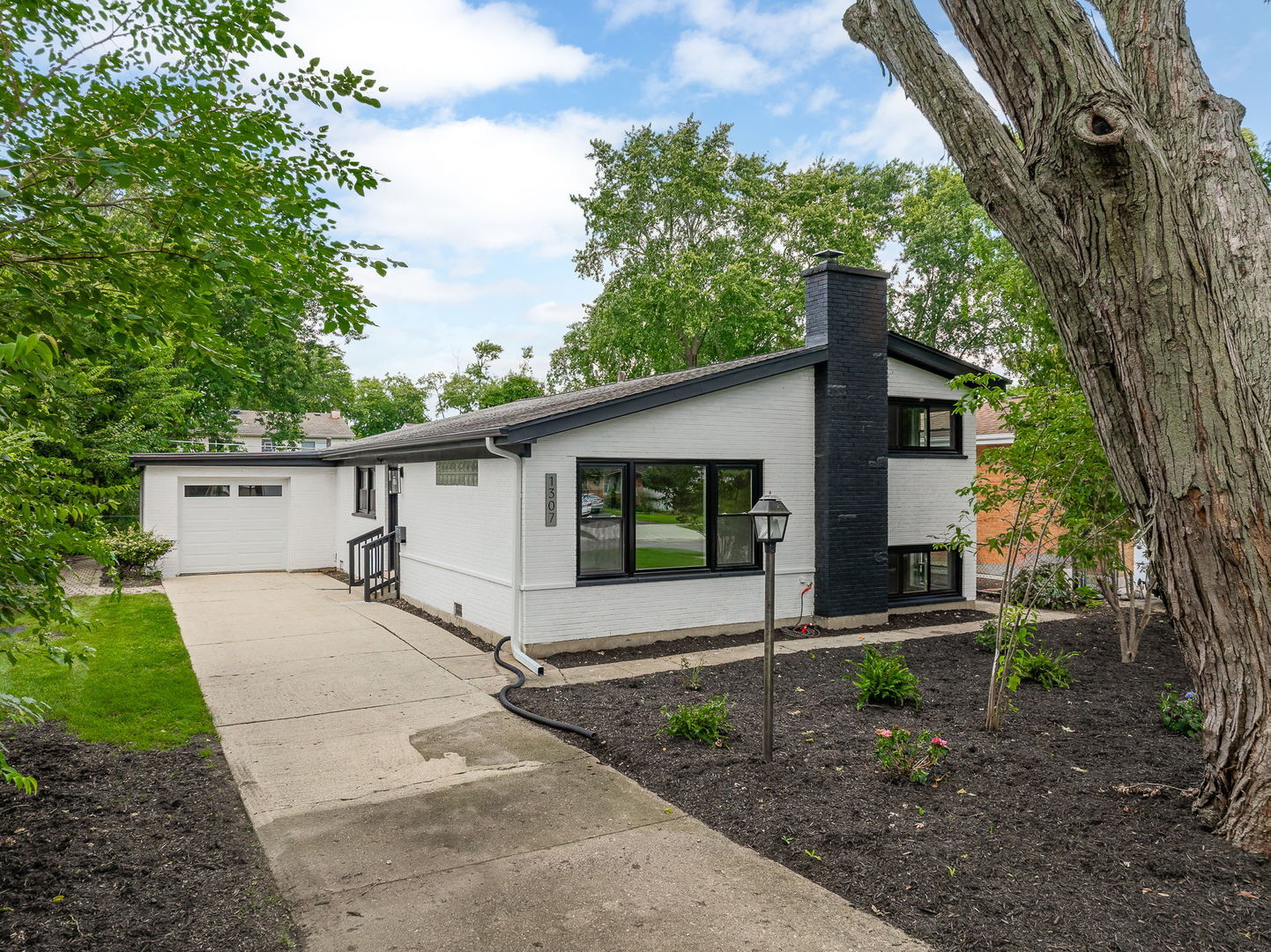Property Photo:  1307 Pershing Avenue  IL 60189 