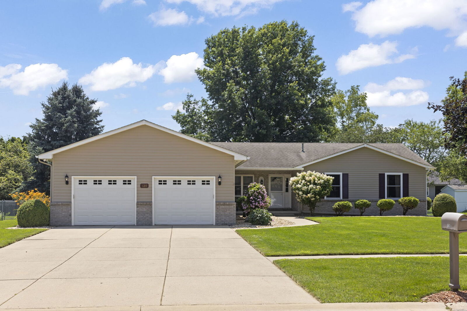 Property Photo: 120 E Webb Street IL 60548