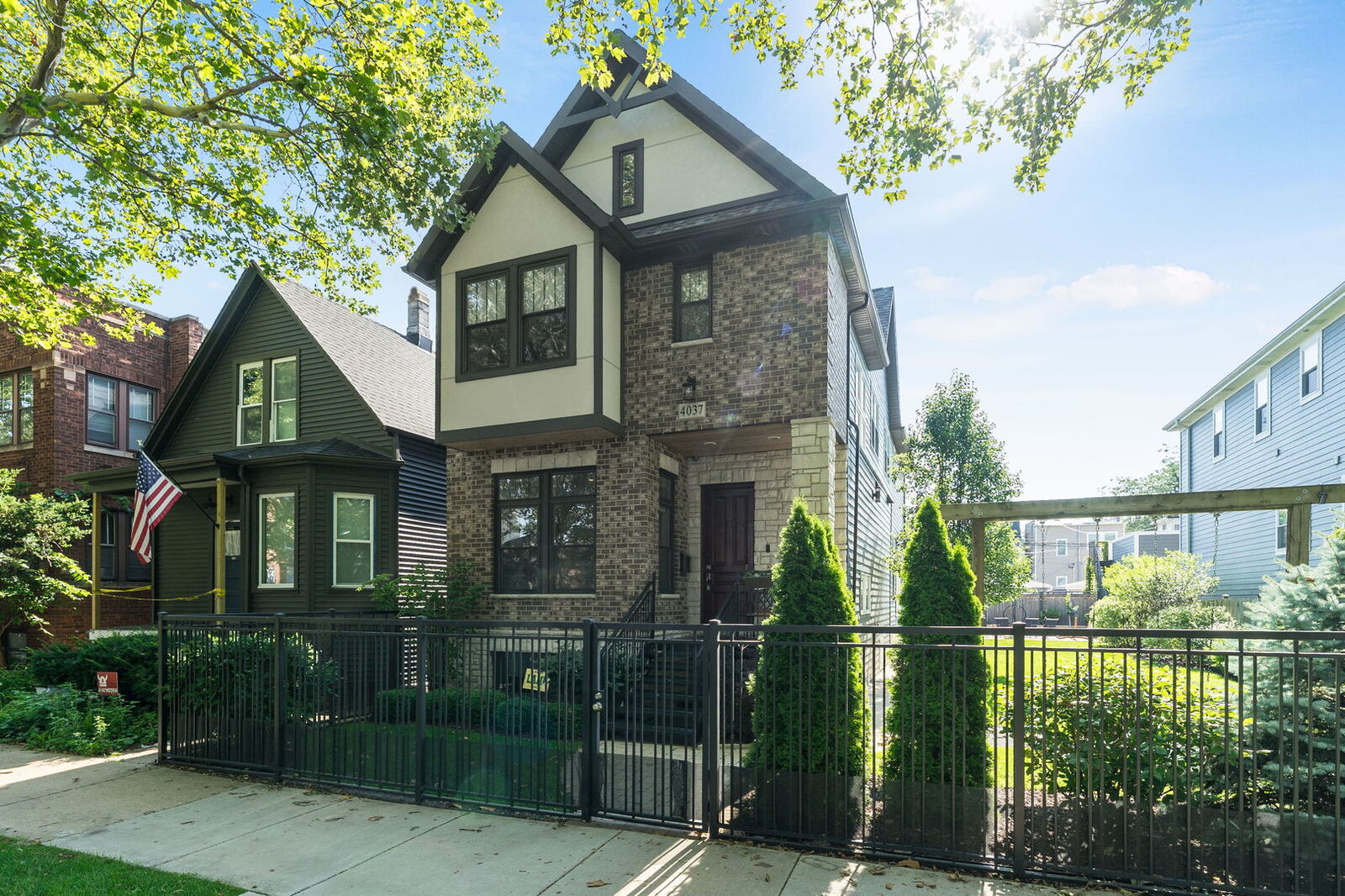 Property Photo: 4037 N Richmond Street IL 60618