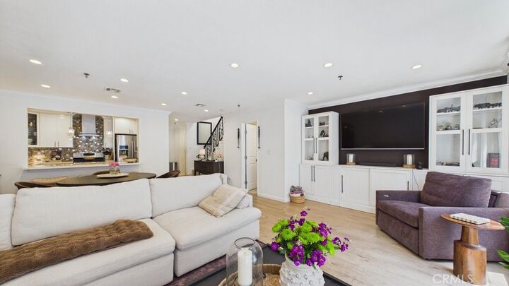 Property Photo:  735 W California 102  CA 91203 