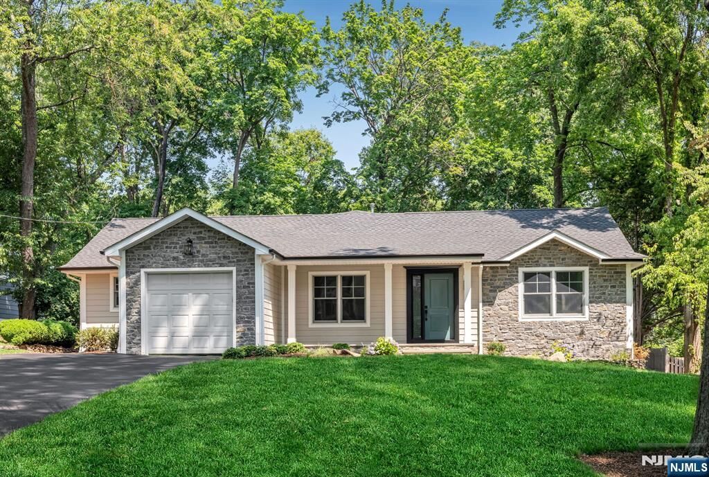 Property Photo:  5 Blanchfield Court  NJ 07423 