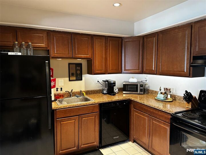 Property Photo:  520 Newark Pompton Turnpike 218  NJ 07444 