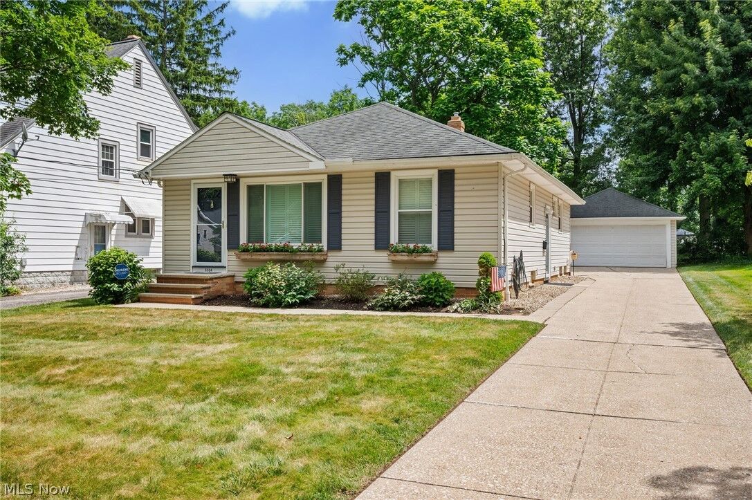 Property Photo: 6684 Bonnieview Road OH 44143