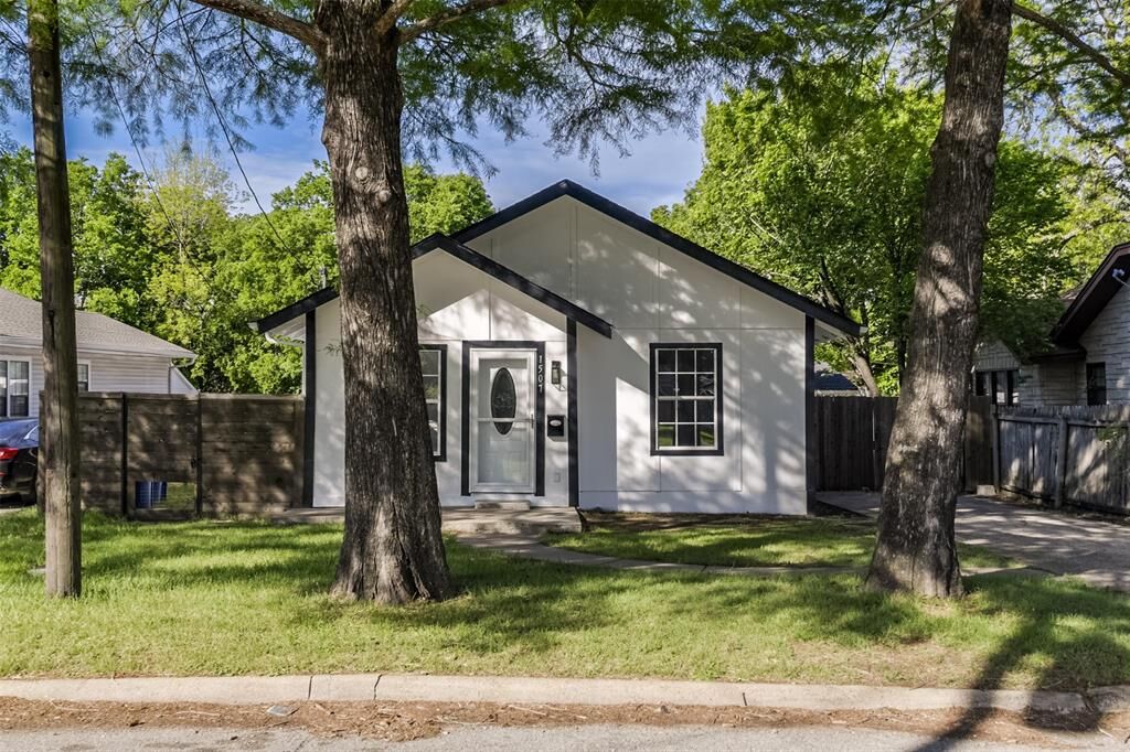 Property Photo: 1507 N Preston Street TX 75119
