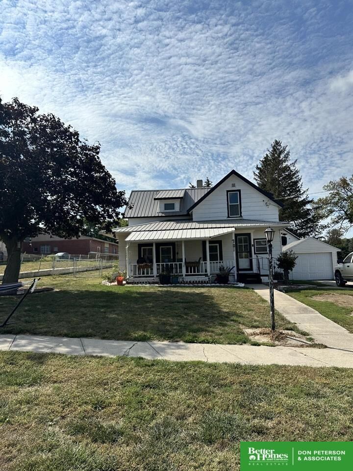 Property Photo: 701 Vine Street NE 68004